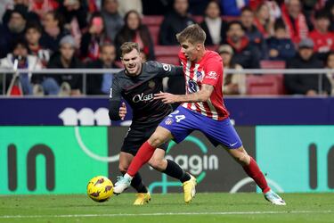 El canterano rojiblanco sobresalió en el partido contra el Mallorca. Estuvo a todo: en defensa y ataque. Atrás fue el rojiblanco que más duelos defensivos tuvo (10, 90% con éxito), de los que más balones recuperó tras pérdida (6) y en campo rival (4). En ataque se atrevió con un disparo, encaró en 16 ocasiones y fue el segundo que más regateó (8, 87% con éxito). Incansable. 