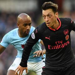 Özil exige un aumento de sueldo y cambiar su dorsal para seguir