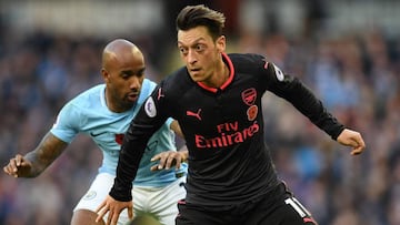 Mesut &Ouml;zil con el Arsenal. 