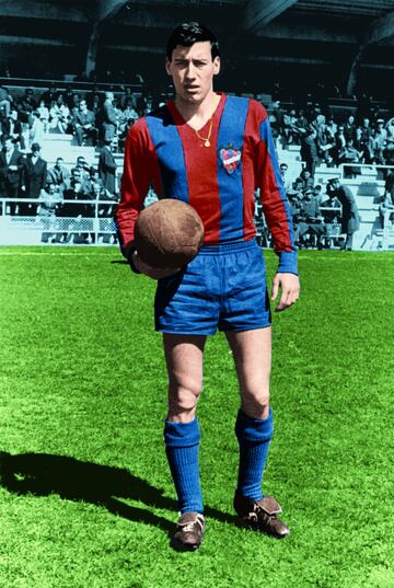 Jugó en el Condal (filial del Barcelona) la temporada 1959-60. Defendió la camiseta del Levante durante cuatro temporadas desde 1962 hasta 1966.