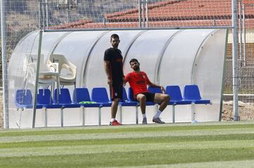 Diego Costa se 'picó' con Morata en la subida de la nueva cuesta del Profe Ortega. El de Lagarto tuvo que retirarse del entrenamiento tras subirla dos veces (por la parte con menos pendiente pero más larga). Las dos veces le ganó, pero el esfuerzo le pasó factura y Costa sufrió un leve malestar por el esfuerzo. 