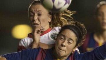 Marta Torrej&oacute;n, del Barcelona, disputa un bal&oacute;n con una jugadora del Bristol.