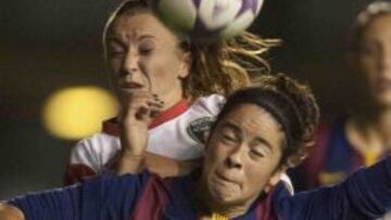 Marta Torrej&oacute;n, del Barcelona, disputa un bal&oacute;n con una jugadora del Bristol.