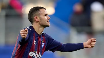 Aketxe es un auténtico generador de juego. El centrocampista del Eibar es un filón en todas las facetas de ataque. Él mismo se guisó el segundo tanto siendo objeto de un penalti, tras una ruleta espectacular y convirtiendo desde los once metros.