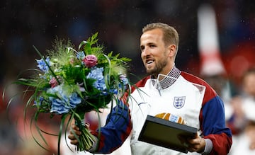 Harry Kane posa con la gorra dorada para conmemorar sus 100 partidos con la selección inglesa.