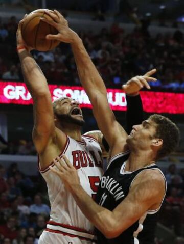 Carlos Boozer es taponado por Brook Lopez en el partido Bulls - Nets.