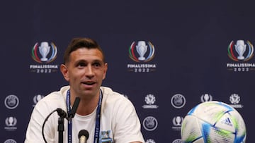 LONDON, ENGLAND - MAY 31: Emiliano Martinez of Argentina speaks to the media during the Argentina Press Conference at Wembley Stadium on May 31, 2022 in London, England. (Photo by Catherine Ivill - UEFA/UEFA via Getty Images)