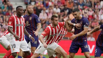 Dubasin y Otero esperan un centro para el remate en el área del Eldense.