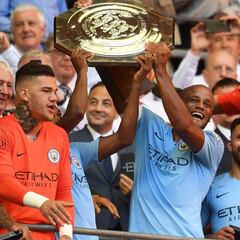 Un doblete del Kun le da otro título al City de Guardiola