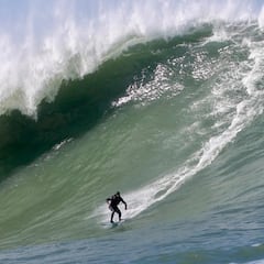 Un ciclón genera olas gigantes de récord en la Nazaré brasileña