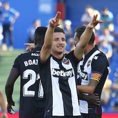 Enis Bardhi apunta y manda el balón derecho a la escuadra