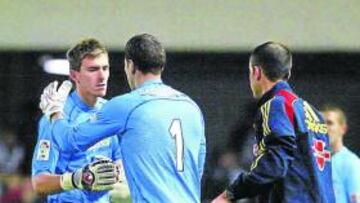 <b>DE MODA. </b>Los porteros del Recreativo están siendo un muro.