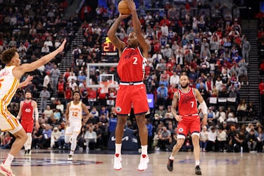 Kawhi Leonard, la estrella de Los Angeles Clippers, ha decidido separarse del equipo para estar con sus familiares que fueron forzados a evacuar el área de LA por los incendios forestales.