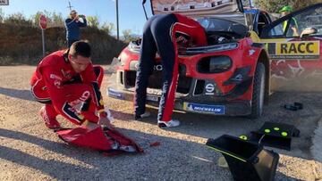 Ogier tras el problema con su Citroën.
