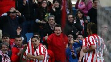 <b>ALEGRÍA. </b>Juanito celebra su gol, el primero del partido para los colchoneros, junto al banderín de córner. Tras el zaguero, Valera y Salvio van a felicitarlo por su tanto.