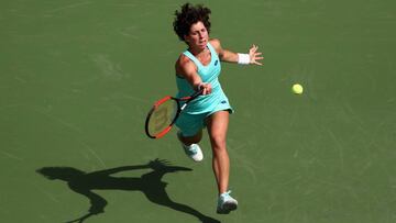 Carla Suárez devuelve una bola ante Karolina Ploskova durante el WTA Dubai Duty Free Tennis Championship.