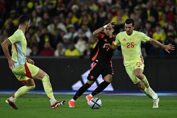 Daniel Vivian debuta con España en el partido amistoso contra Colombia. En la imagen, con el delentero del Liverpool, Luis Díaz.