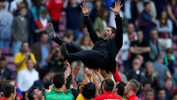Simeone, manteado por sus jugadores cuando el Atlético ganó LaLiga en 2014 y pasó a formar parte de 'El club de los 3'.