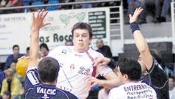 <b>ACIERTO. </b>Rutenka diapara a gol gracias al bloqueo de Entrerríos.