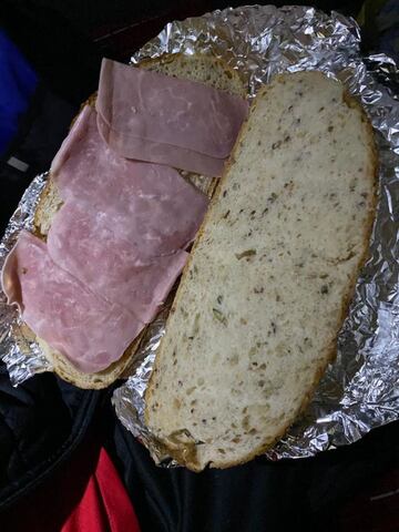 Bocadillo para la cena de las jugadoras del Rayo Vallecano en su viaje de regreso de Valencia a Madrid.