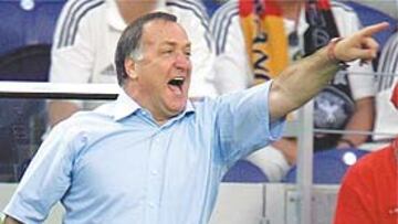 <b>METE PRESIÓN</b>. Advocaat espera mucho más de sus internacionales.