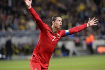 Cristiano Ronaldo celebrando un gol durante el partido que enfrenta a la selección de portugal con la de Suecia, para la clasificación para el Mundial de Brasil 2014 en el Friends Arena de Solna.