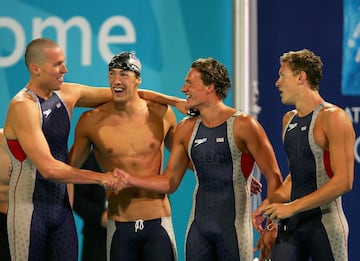 Klete Keller, Michael Phelps, Ryan Lochte y Peter Vanderkaay, tras ganar el oro en el 4x200 libre de Atenas 2004.