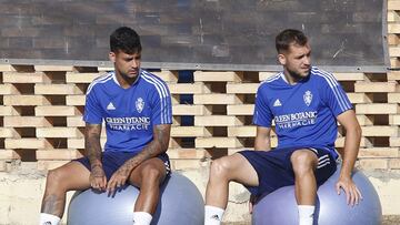 Nano Mesa, a la izquierda junto a Vada, en un entrenamiento del Real Zaragoza.