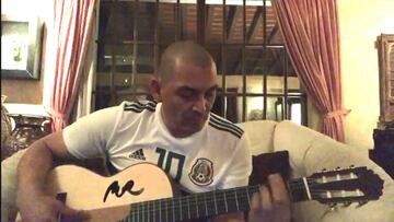 ¡Nuevo cántico para el Tri! José Manuel Figueroa lo entona al ritmo de Joan Sebastian