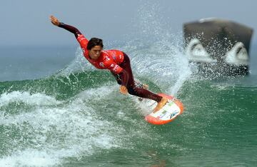 El mexicano Jhony Corzo se proclamó campeón del mundo de surf tras la final que le enfrentó al francés Joan Duru en Biarritz, en la costa suroeste francesa. En la final del Mundial-2017, Corzo se impuso con una puntuación de 14,50 por los 13,90 puntos del francés.
"Es un sueño que se convierte en realidad. Estoy muy orgulloso por esta medalla de oro para México", declaró el nativo de Puerto Escondido, que sucede en el palmarés al argentino Leandro Usuna, coronado en 2016.
(Información de AFP)