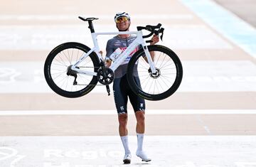 Mathieu Van Der Poel celebra en la meta su victoria en la 122.? edici¨®n de la Par¨ªs-Roubaix 2025.