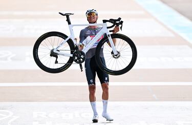 Mathieu Van Der Poel celebra en la meta su victoria en la 122.ª edición de la París-Roubaix 2025.