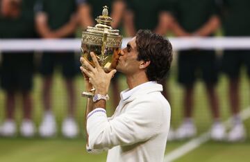 El pasto del All England Club es la segunda casa del helvético. Ahí ganó su primer Gran Slam, en 2003, y encadenó cinco títulos de manera consecutiva hasta 2007. Después apareció Rafael Nadal para arrebatarle esa gran racha en 2008. Por cierto, aquella Final es considerada por muchos, el mejor partido en la historia del tenis.