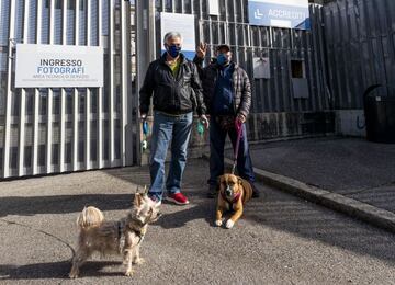 Luigi, aficionado del Atalanta, y un amigo en la puerta del estadio la mañana del partido de ida de octavos de final de la Champions contra el Real Madrid.