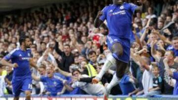 Kurt Zouma celebra el tanto que le dio el triunfo al Chelsea sobre el Arsenal.