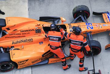 Los mecánicos trasladan el monoplaza de Fernando Alonso tras el fallo de motor. 