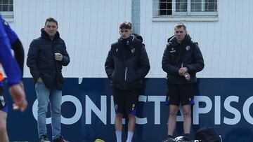 Aimar Oroz, en el centro, esta mañana en Tajona