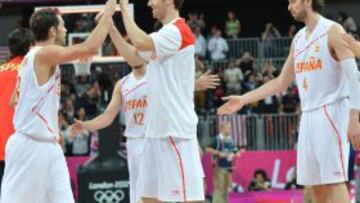 Spanish tzam celebrates at the end of the men's preliminary round basketball match Spain vs Britain of the London 2012 Olympic Games on August 2, 2012 at the basketball arena in London. Spain won 79 - 78. AFP PHOTO / MARK RALSTON