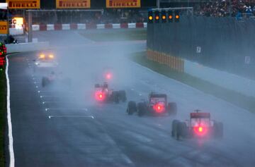 Si existe un límite establecido en la duración de una carrera, primero de cuatro horas y ahora de tres (como se vio en Mónaco), fue por culpa de la que se vivió en Montreal en 2011, la que será para siempre la más larga de la historia: 4h 04:39.540. El diluvio hizo que la prueba se parase durante dos horas tras la vuelta 24 y que el 'safety car' tuviera mucho protagonismo. Un domingo de locura de principio a fin, como demuestra que acabase ganando Button después de pasar seis veces por boxes, ser sancionado con un 'drive-trough' y llegar a rodar último. Sin duda, su victoria más inolvidable de las 15 que logró en el Mundial.