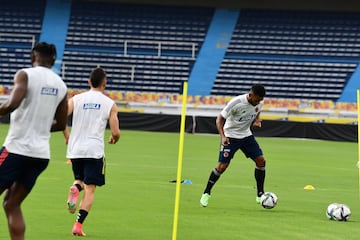 La Selección Colombia entrenó por primera vez en el Metropolitano para preparar el duelo ante Argentina. Activación física, movilidad y definición fueron los trabajos del equipo nacional 