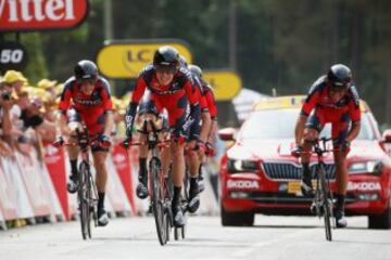 El equipo BMC Racing Team cruzando la línea de meta. Conseguían el liderato y superaron a los ciclistas del Sky por un segundo.