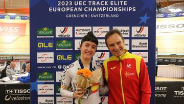 Eukene Larrarte posa con su medalla de plata europea junto al seleccionador español, Félix García Casas.