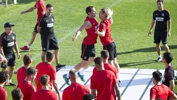 Godín y Griezmann en un ejercicio del entrenamiento.