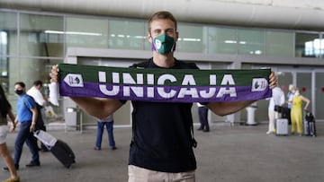 Tim Abromaitis en el aeropuerto de M&aacute;laga.