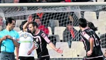 <b>UN BONITO GOL. </b>Pablo Álvarez hizo un excelente partido que culminó con un golazo tras sentar al valencianista Dealbert.