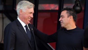 Carlo Ancelotti y Xavi Hernández se saludan en los prolegómenos del Clásico entre Real Madrid y Barcelona disputado en octubre de 2023 en Montjuïc.