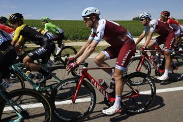 El esprinter noruego Alexander Kristoff rueda con el pelotón.