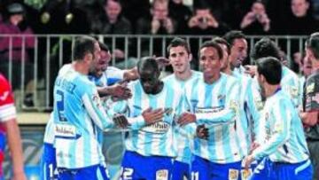 <b>REIVINDICACIÓN. </b>Los jugadores del Málaga corrieron a abrazar efusivamente a Edinho tras el gol de falta logrado por el delantero portugués.