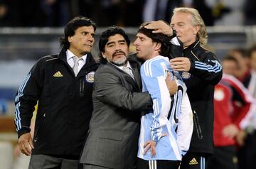 Maradona fue nombrado seleccionador argentino y como tal acudió al Mundial de Sudáfrica en 2010. Allí dirigiría a Leo Messi, dos de los grandes ases futbolísticos de Argentina.