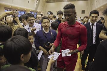 El jugador brasileño participó de una extensa sesión de fotos para la marca Gaga Milano en Japón. Posó como un modelo, tocó música y jugó al fútbol con los niños.